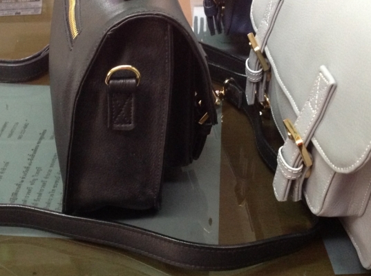 ขายกระเป๋าหนังผู้หญิงครับ