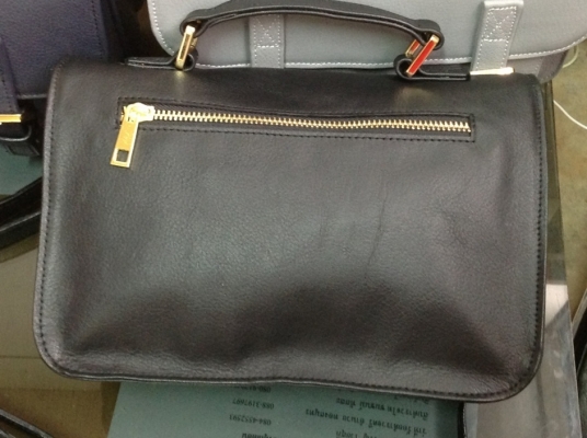 ขายกระเป๋าหนังผู้หญิงครับ