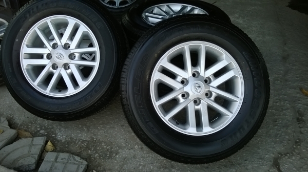 ขายล้อTOYOTA ขอบ17พร้อมยางป้ายแดงชุดละ3200