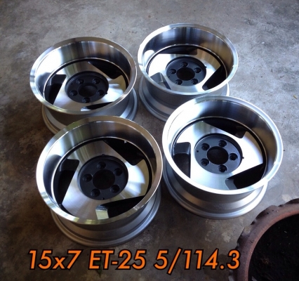 ขายล้อขอบ 15 5 รู 114.3 ออฟลึกๆ เงาๆ มี 2 ชุด ลองดูรูปก่อนได้ครับ