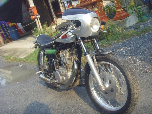 ร้อนเงินขาย yamaha sr400cc. คาเฟ่ ปี2001 อินวอย+สรรพสามิต  ชุดแต่ง WM ทั้งคัน 54000