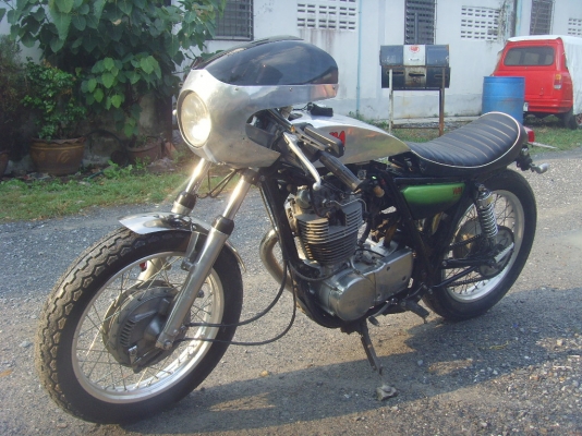ร้อนเงินขาย yamaha sr400cc. คาเฟ่ ปี2001 อินวอย+สรรพสามิต  ชุดแต่ง WM ทั้งคัน 54000