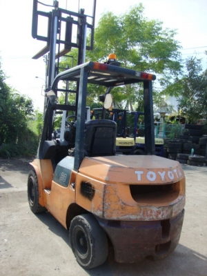 ++++ ขายด่วน !!! รถยก TOYOTA  7FD30  ( รถนอก  สภาพดี พร้อมใช้ ) เครื่องยนต์ดีเซล  เกียร์ธรรมดา  เสา  3 เมตร  งา 1,070  มม.  ยางตัน  *** สนใจราคาคุยกันได้ ***