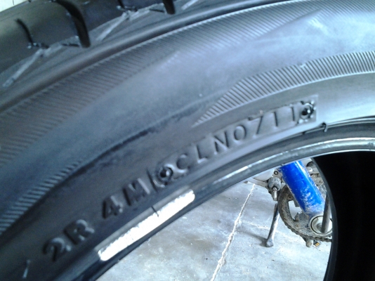 ยาง 215/50/17 ปี 11 นุ่มๆ ดอกหนาๆ ยาง 215/50/17 ปี 11 นุ่มๆ ดอกหนาๆ