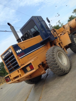 รถตักล้อยาง WA 200