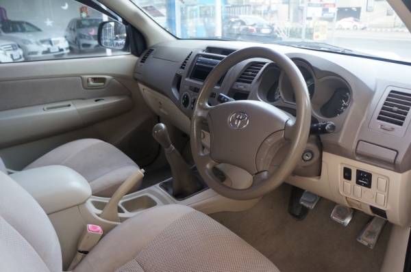 TOYOTA VIGO ปี 2005 มือเดียวออกห้าง ล้อ MAX แอร์เย็น เครื่องเดิม ช่วงล่างดี เกียร์ปกติ รถขับดีมาก ภายในสวยงาม พร้อมใช้งานทันที การันตีรถสวย จัดไฟแนนได้ ฟรีดาวน์