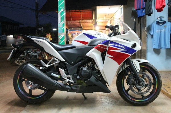 ขายด่วน CBR250 ราคา 95,000 สภาพ 99.99\% ออกมาได้ 1 ปี วิ่ง 1,235 กม. สนใจติดต่อ 0898434588 พี่หมู..