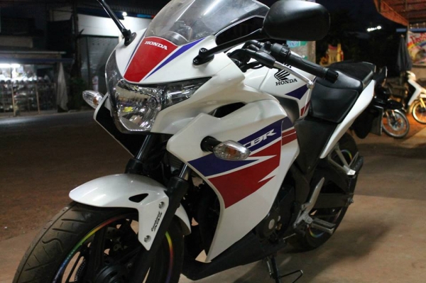 ขายด่วน CBR250 ราคา 95,000 สภาพ 99.99\% ออกมาได้ 1 ปี วิ่ง 1,235 กม. สนใจติดต่อ 0898434588 พี่หมู..
