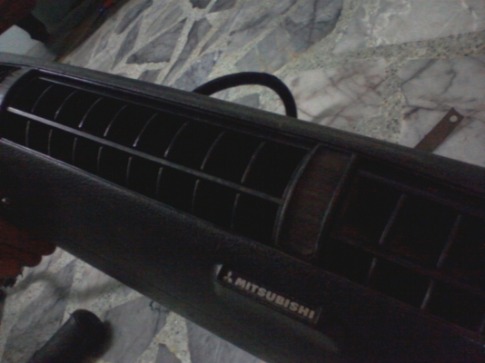 ตู้แอร์แขวนรถยนต์ ยี่ห้อ mitsubishi