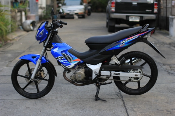 โซนิคเดิมๆ สีน้ำเงิน รถมือเดียว