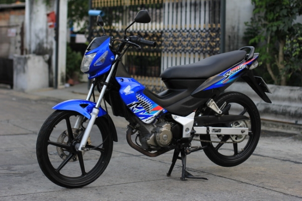 โซนิคเดิมๆ สีน้ำเงิน รถมือเดียว