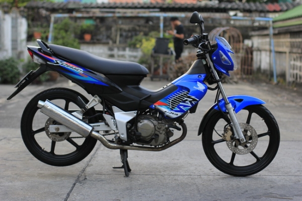 โซนิคเดิมๆ สีน้ำเงิน รถมือเดียว