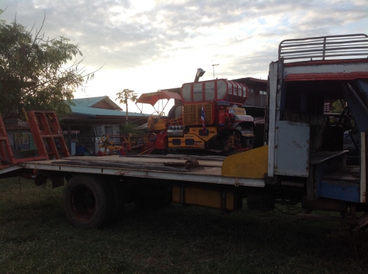 ไป สุพรรณบุรีแล้วครับ ขอขอบคุณมากครับ truck2hand บรรทุกรถเกี่ยว แบคโคร. หางปลาไฮลอลิค
