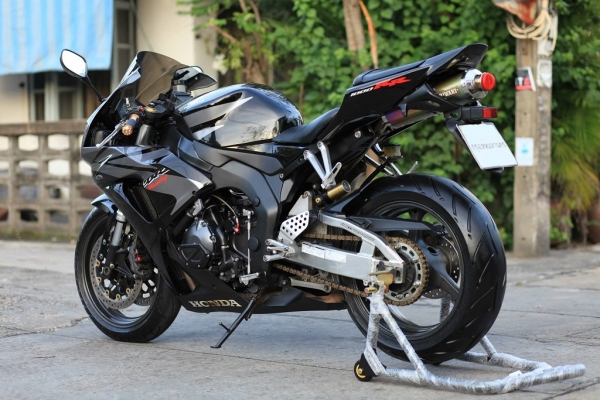 <<<จัดไฟแนนซ์ได้ 135,000 ออกรถได้เลย >>> CBR 1000RR ทบ.แท้ หล่อๆสักคัน