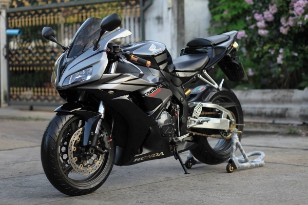 <<<จัดไฟแนนซ์ได้ 135,000 ออกรถได้เลย >>> CBR 1000RR ทบ.แท้ หล่อๆสักคัน
