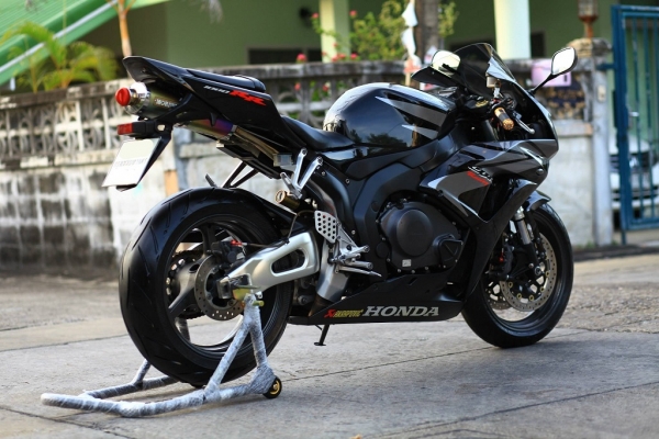 <<<จัดไฟแนนซ์ได้ 135,000 ออกรถได้เลย >>> CBR 1000RR ทบ.แท้ หล่อๆสักคัน
