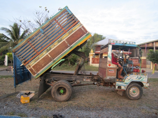 รถอีแต๋นสวยครับพร้อมลุยครับ