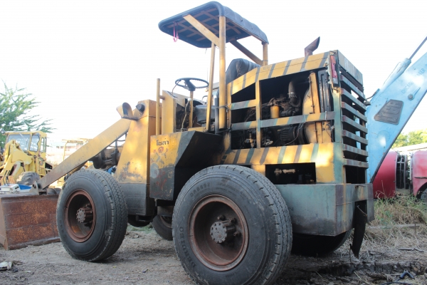 ขายรถตักล้อยาง KOMATSU เครื่องดีเซล 4สูบ ราคา 230,000