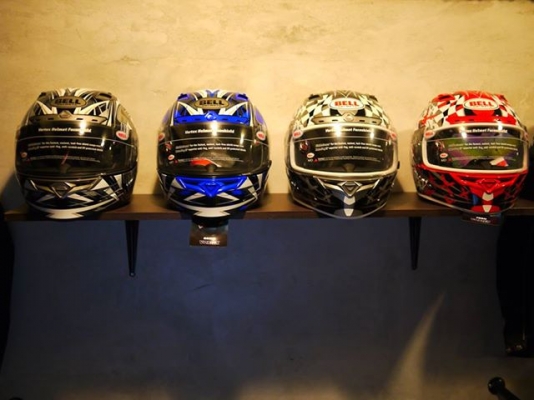 ขายหมวก Bell มาใหม่หลายใบสั่งตรงมาจากเมกา ขายใบล่ะ 7500 มีเฉพาะไซส์ M สนใจติดต่อ 0803355484 by 400 Club Thailand www.400clubthailand.com