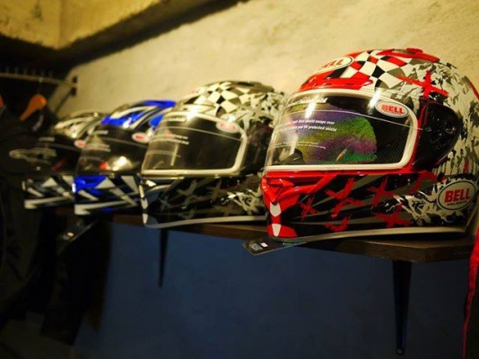 ขายหมวก Bell มาใหม่หลายใบสั่งตรงมาจากเมกา ขายใบล่ะ 7500 มีเฉพาะไซส์ M สนใจติดต่อ 0803355484 by 400 Club Thailand www.400clubthailand.com