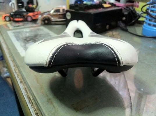 ส่ง EMS ด่วน ให้คุณหมู จ.ระยอง เรียบร้อยแล้ว เลขที่ EMS EK 1877 0125 9 TH ขอบคุณมากครับ ขาย เบาะจักรยาน LA แท้ ตามรูป ราคาต่อรองได้ ทางแยกสามพราน นครปฐม