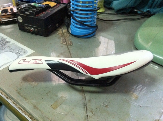 ส่ง EMS ด่วน ให้คุณหมู จ.ระยอง เรียบร้อยแล้ว เลขที่ EMS EK 1877 0125 9 TH ขอบคุณมากครับ ขาย เบาะจักรยาน LA แท้ ตามรูป ราคาต่อรองได้ ทางแยกสามพราน นครปฐม