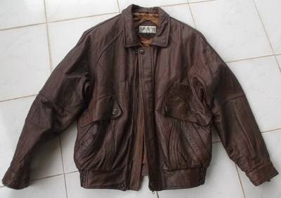 ขายเสื้อหนัง สีน้ำตาล สภาพสวย ไม่ขาด