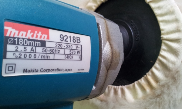เครื่องขัดเงา ยี่ห้อ makita รุ่น 9218B ขนาด 7" 570 วัตต์