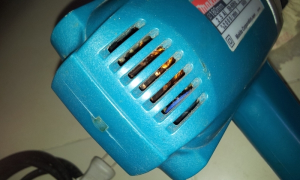 เครื่องขัดเงา ยี่ห้อ makita รุ่น 9218B ขนาด 7" 570 วัตต์