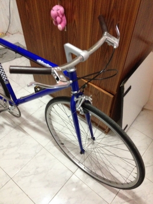 ขายจักรยานฟิกเกียร วินเทจ สีน้ำเงิน ล้อ700c จานหน้าSHIMANO 600 คอจุ่ม มีเบรคหหน้า-หลัง สภาพสวย ราคา7900บาท โทร0875077464โส