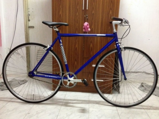 ขายจักรยานฟิกเกียร วินเทจ สีน้ำเงิน ล้อ700c จานหน้าSHIMANO 600 คอจุ่ม มีเบรคหหน้า-หลัง สภาพสวย ราคา7900บาท โทร0875077464โส