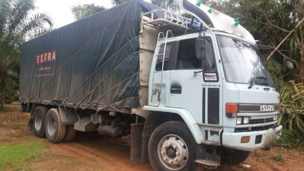 รถอีซูซุ 10 ล้อ รั้ว FVM 195 แรงม้า  สนใจติดต่อ 081 - 6079515