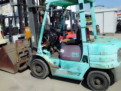 ขายMITSUBISHI FD25ขนาด2.5ตัน เสาสูง4.5เมตร เกียร์ธรรมดา เครื่องดีเซลS4S งาคว่ำหงายหรืองากระดกและหมุนได้ พร้อมบุ้งกี๋ ชั่วโมงการใช้งาน2XXXราคาต่อรองได้0816161541