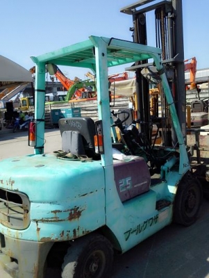 ขายMITSUBISHI FD25ขนาด2.5ตัน เสาสูง4.5เมตร เกียร์ธรรมดา เครื่องดีเซลS4S งาคว่ำหงายหรืองากระดกและหมุนได้ พร้อมบุ้งกี๋ ชั่วโมงการใช้งาน2XXXราคาต่อรองได้0816161541