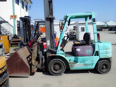 ขายMITSUBISHI FD25ขนาด2.5ตัน เสาสูง4.5เมตร เกียร์ธรรมดา เครื่องดีเซลS4S งาคว่ำหงายหรืองากระดกและหมุนได้ พร้อมบุ้งกี๋ ชั่วโมงการใช้งาน2XXXราคาต่อรองได้0816161541