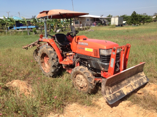 ขายรถไถคูโบต้า L2808 ระบบ 4 WD พวงมาลัยพาวเวอร์ อุปกรณ์ มีใบมีดดันหน้า ผานหลัง ยางดี 4 เส้น ระบบสมบู ขายรถไถคูโบต้า L2808 ระบบ 4 WD พวงมาลัยพาวเวอร์ อุปกรณ์ มีใบมีดดันหน้า ผานหลัง ยางดี 4 เส้น ระบบสมบู