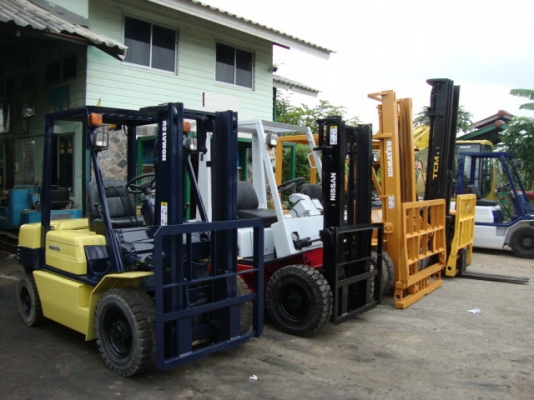 ++++ ขายด่วน !!! รถยก KOMATSU  FD25-11  ( รถสภาพดี  พร้อมใช้งาน)  เครื่องยนต์ดีเซล  เกียร์ธรรมดา  เสา 3 เมตร  งา 1,070  มม.  ***  สนใจราคาคุยกันได้ครับ ***