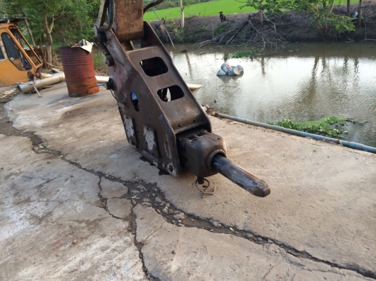 ขายรถแมคโครPC200-6 พร้อมหัวเจาะ ซีเรียล9xxxx สภาพพร้อมใช้ สนใจติดต่อ บอย 085-156-2314