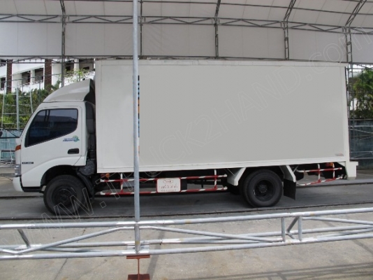 รถบรรทุก 6 ล้อ บรรทุกตู้ ยี่ห้อ HINO  136 แรงม้า