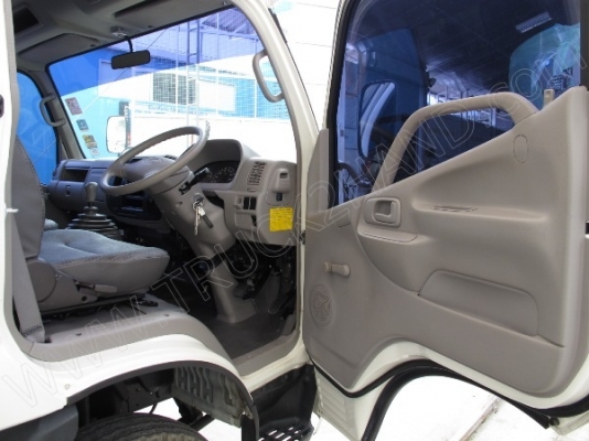 รถบรรทุก 6 ล้อ บรรทุกตู้ ยี่ห้อ HINO  136 แรงม้า