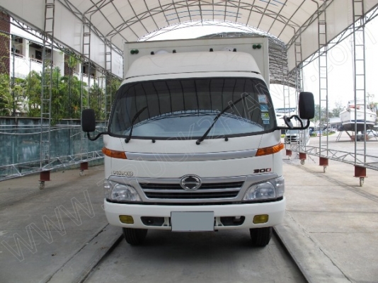รถบรรทุก 6 ล้อ บรรทุกตู้ ยี่ห้อ HINO  136 แรงม้า