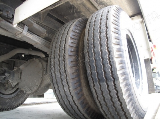 รถบรรทุก 6 ล้อ บรรทุกตู้ ยี่ห้อ HINO  136 แรงม้า