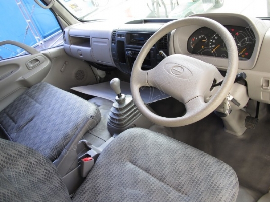 รถบรรทุก 6 ล้อ บรรทุกตู้ ยี่ห้อ HINO  136 แรงม้า