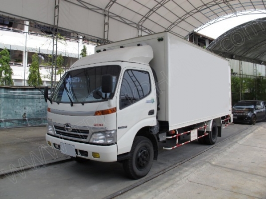 รถบรรทุก 6 ล้อ บรรทุกตู้ ยี่ห้อ HINO  136 แรงม้า