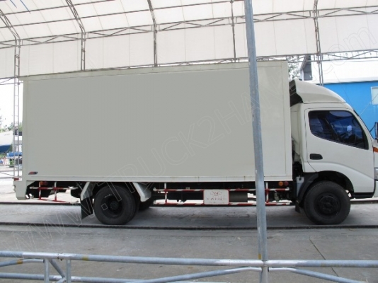 รถบรรทุก 6 ล้อ บรรทุกตู้ ยี่ห้อ HINO  136 แรงม้า