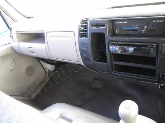 รถบรรทุก 6 ล้อ บรรทุกตู้ ยี่ห้อ HINO  136 แรงม้า