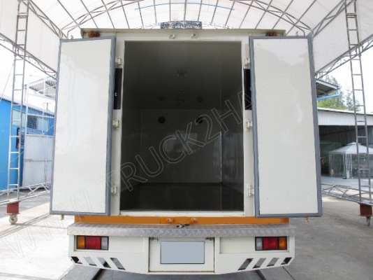 รถบรรทุก 6 ล้อ บรรทุกตู้ ยี่ห้อ HINO  136 แรงม้า