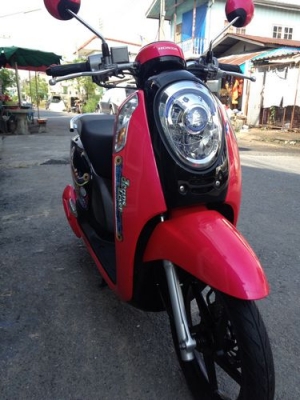 SCOOPY I ตัวใหม่ล่าสุดล้อแม็คซ์ ลายJEANS LOVERรถปี2013รถ4เดือนวิ่ง2xxxโลสวยสภาพป้ายแดง