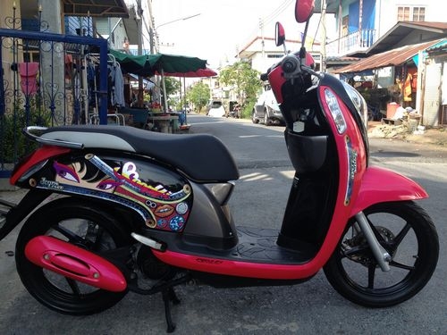 SCOOPY I ตัวใหม่ล่าสุดล้อแม็คซ์ ลายJEANS LOVERรถปี2013รถ4เดือนวิ่ง2xxxโลสวยสภาพป้ายแดง