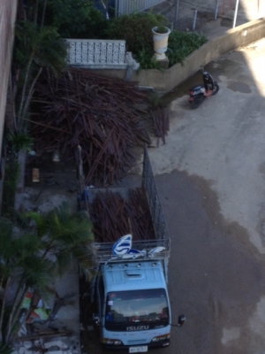 เป็นไม้แดงครับไม้เก่า 20-30 ปีที่แล้วครับ ไม้สวยหน้า 2 นิ้ว หนาประมาณ 1 ซ.ม.  แข็งแรงเหลียมไม้ด้านบนลบเหลี่ยมสวยๆ สีโอ๊คเป็นไม้ตกแต่งภายในอาคาร  ความยาว 1.20 เมต-3.0  เมตร  มีประมาณ 1 ลำรถ 6 ล้อ ขายเมตรละ 20 บาทถ้าต้องการเยอะราคาคุยกันได้ครับหรือเหมาทั้งล